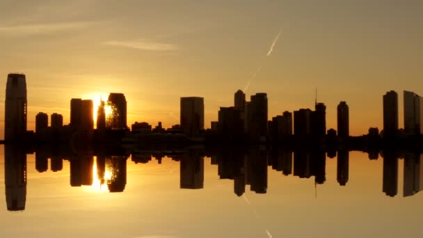 Paisaje urbano al atardecer cielo — Vídeos de Stock