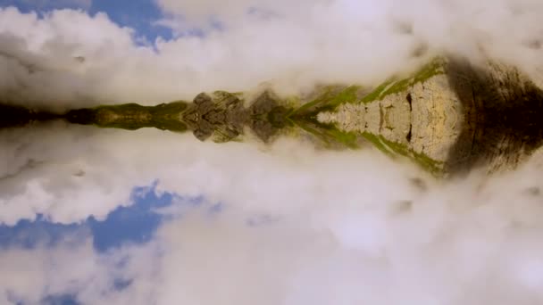 Панорама горного озера — стоковое видео