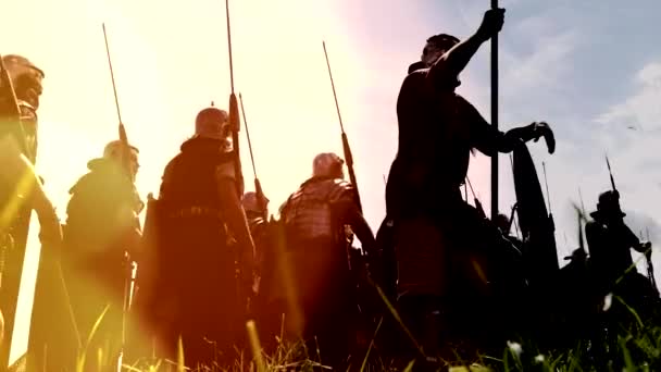 Historische leger troep van gladiatoren soldaten marcheren samen naar oorlog — Stockvideo