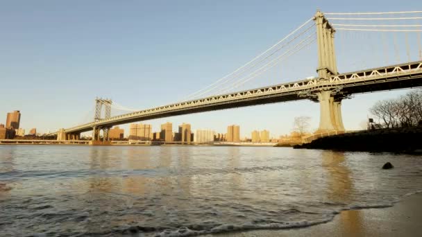 Puente que cruza el río — Vídeos de Stock