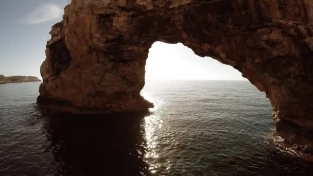 Pedra rocha na costa — Vídeo de Stock