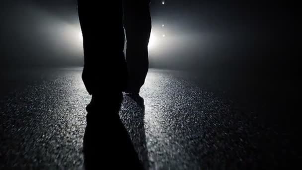 Marcher les pieds dans les faisceaux lumineux — Video