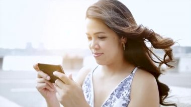 akıllı telefon üzerinde Web'de arama kadın