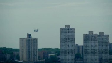 gökyüzünde uçan helikopter