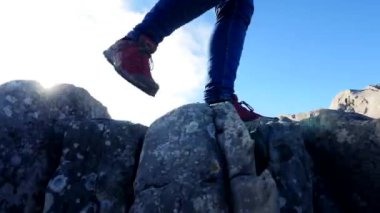 Kayalık arazi üzerinde yürüme ayak