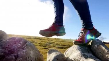 kayalık arazi üzerine yürüyen uzun yürüyüşe çıkan kimse