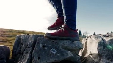 kayalık yolda yürürken uzun yürüyüşe çıkan kimse