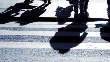 kalabalık Caddesi üzerinde insan siluetleri