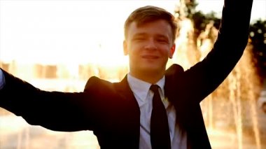 adam açık havada dans