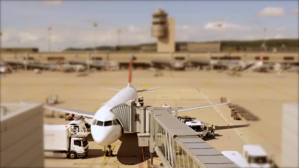 Transporte de aviones en el aeropuerto — Vídeo de stock