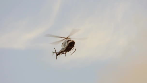 Police Hélicoptère volant par arrière-plan de sécurité — Video