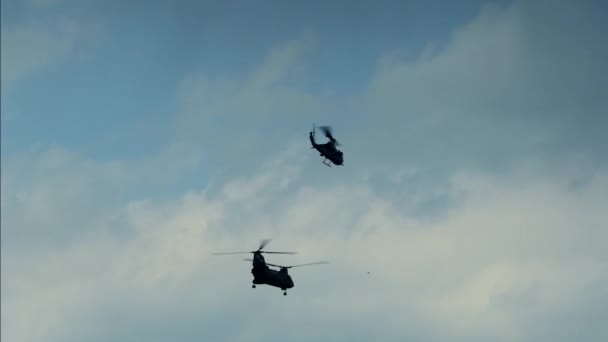 Helikopters vliegen in de lucht — Stockvideo