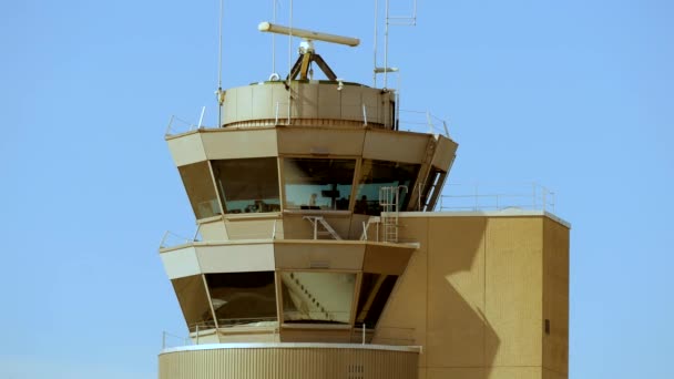 Torre de controle no aeroporto — Vídeo de Stock