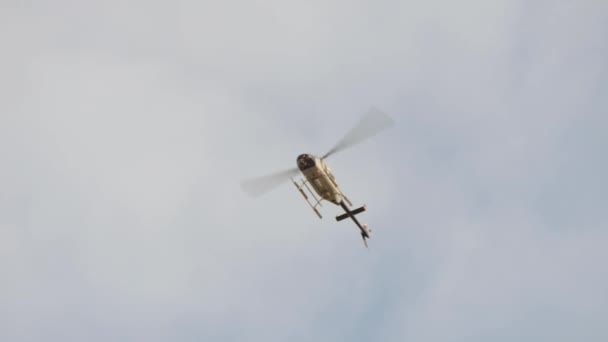 Полицейский вертолет летит на фоне безопасности — стоковое видео