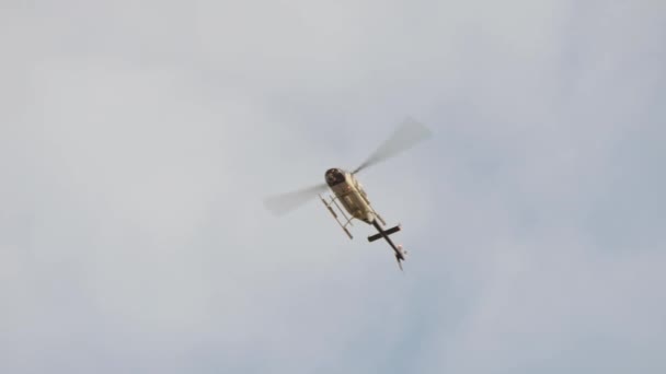 Polizeihubschrauber fliegt sicherheitshalber — Stockvideo