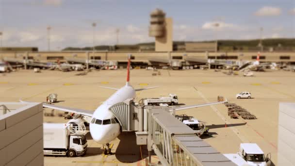 Transporte de aviones en el aeropuerto — Vídeos de Stock