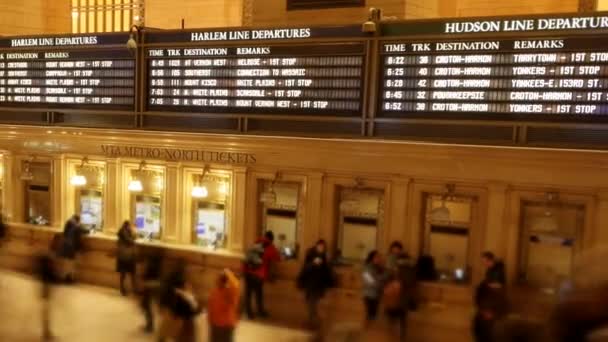 Commuters walking through hallway — Stock Video