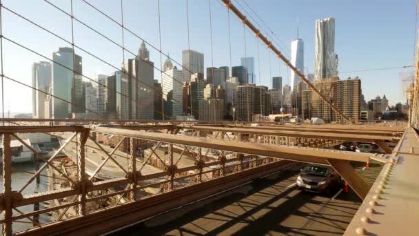 Tráfico en el puente durante el día — Vídeo de stock