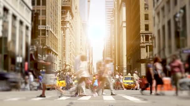 Люди, идущие по улице Нью-Йорка — стоковое видео