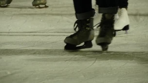 Patinadores de hielo patinaje — Vídeo de stock