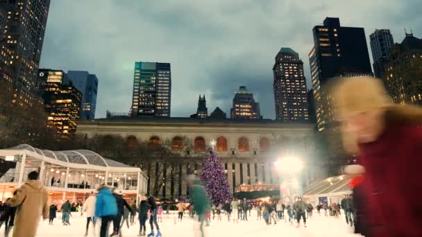 Pista di pattinaggio sul ghiaccio al Bryant Park — Video Stock