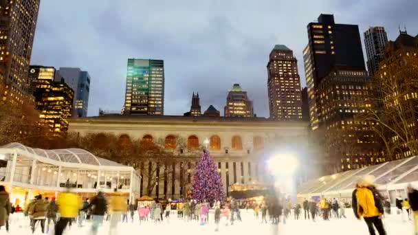 Pista di pattinaggio sul ghiaccio al Bryant Park — Video Stock