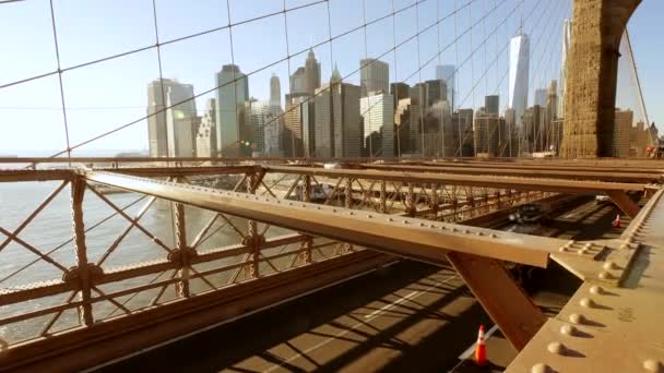 Traffico sul ponte durante il giorno — Video Stock