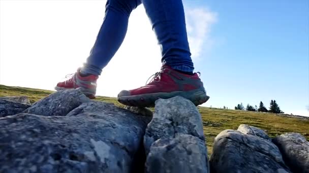 Voeten lopen over rotsachtig terrein — Stockvideo