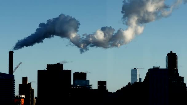 Contaminación del humo sobre la ciudad — Vídeos de Stock