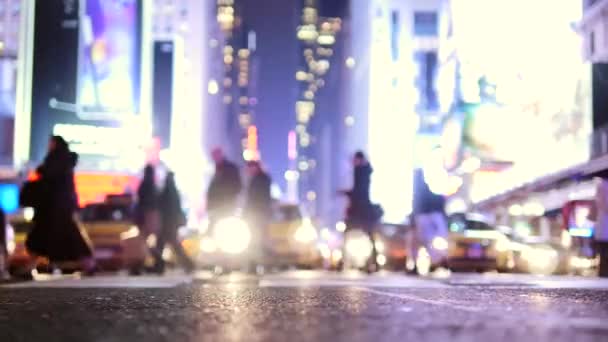 Personas cruzando el paso de peatones en la ciudad — Vídeo de stock