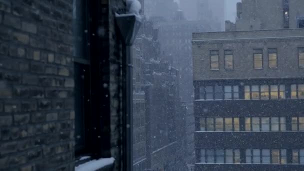 Gebouwen in New york stad in sneeuw — Stockvideo