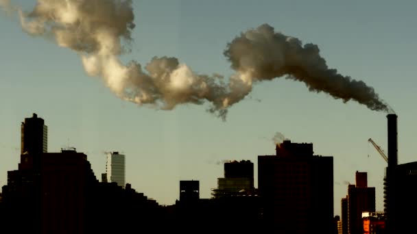 Kouř znečištění nad městem — Stock video