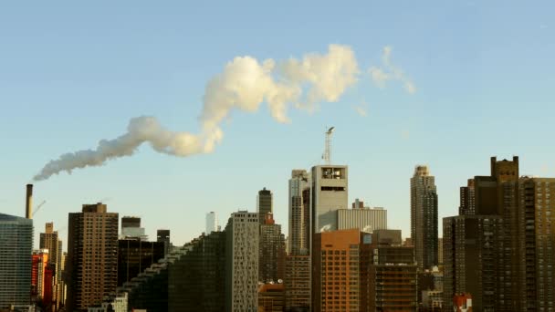 Poluição do fumo sobre a cidade — Vídeo de Stock