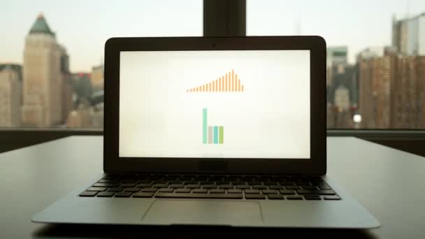 笔记本电脑的屏幕与业务图表 — 图库视频影像