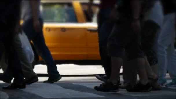 Gente caminando en la calle de la ciudad ocupada — Vídeo de stock