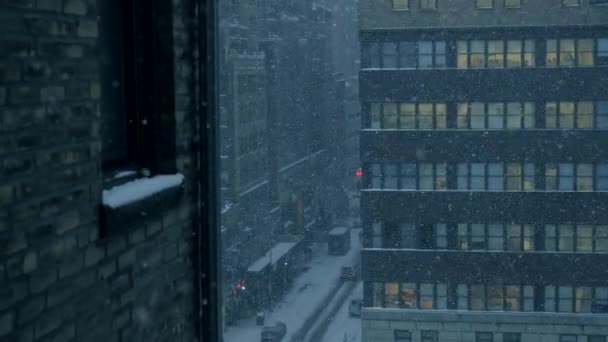 Gebouwen in New york stad in sneeuw — Stockvideo