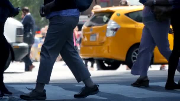 Pessoas andando na movimentada rua da cidade — Vídeo de Stock