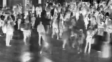 Metropolis'te yürüyen insanlar