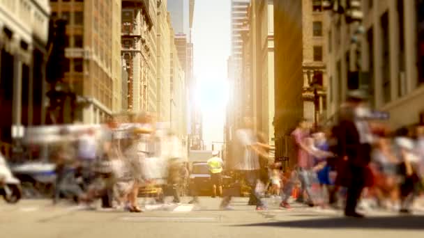 Ludzie chodzą na ulicy Nowego Jorku — Wideo stockowe