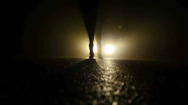 Officer standing in front of car lights — Stock Video