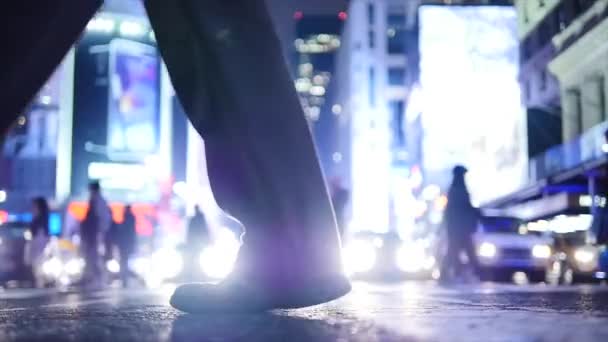 Personnes traversant le passage piétonnier en ville — Video