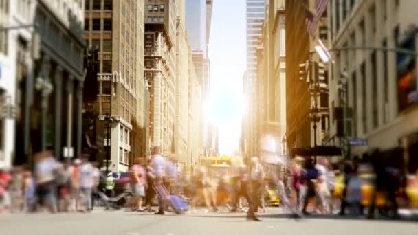 Personnes marchant sur la rue de New York — Video