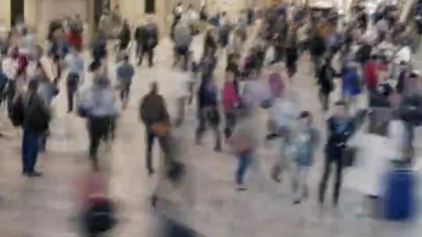 Mensen lopen in metropool — Stockvideo