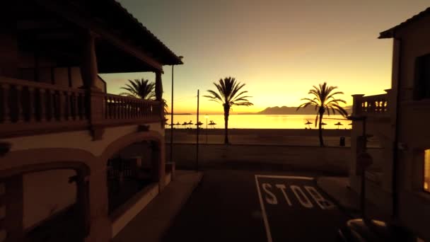 På morgonen sunrise Beach kusten — Stockvideo