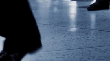 telaşlı yürüyen insan kalabalığı