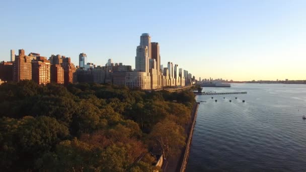 Horizonte de la ciudad al atardecer — Vídeos de Stock