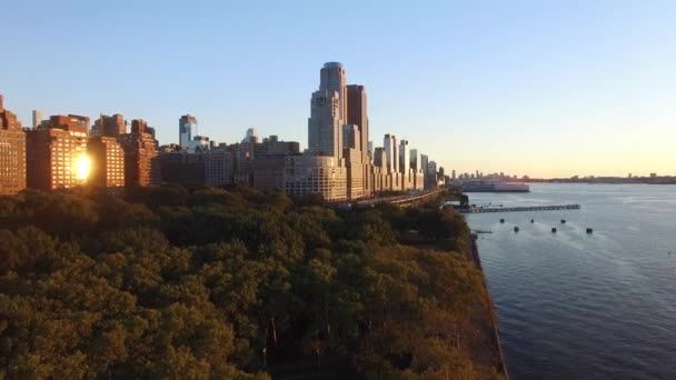 Ουρανοξύστης πόλης το ηλιοβασίλεμα — Αρχείο Βίντεο
