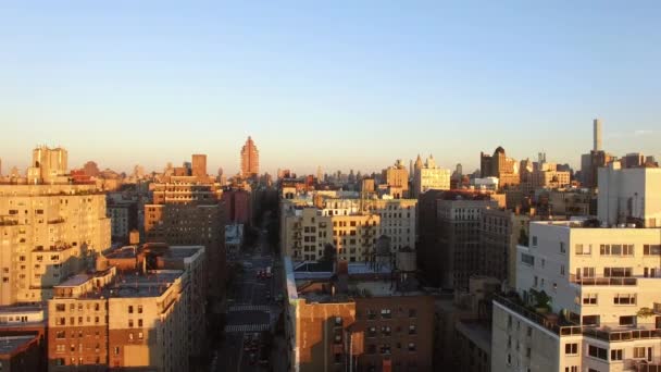 Skyline van de stad bij zonsondergang — Stockvideo