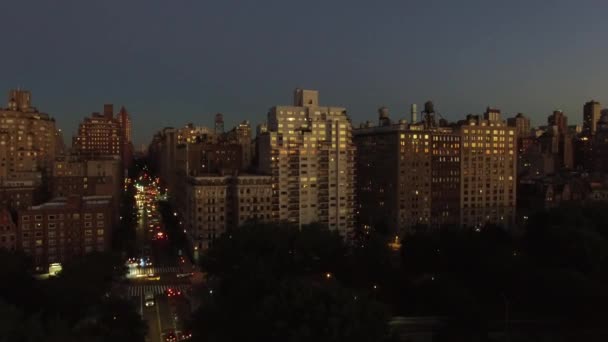 Felhőkarcolók épületek és megvilágított utca — Stock videók