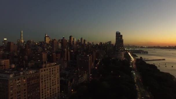 Rascacielos edificios y calle iluminada — Vídeo de stock